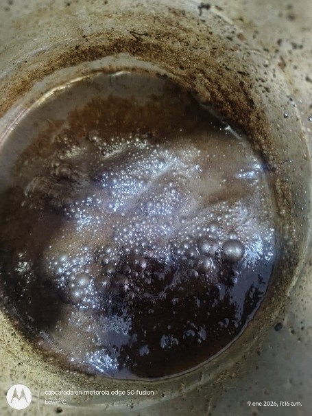 Hidrocarburo envejecido diluido en agua.