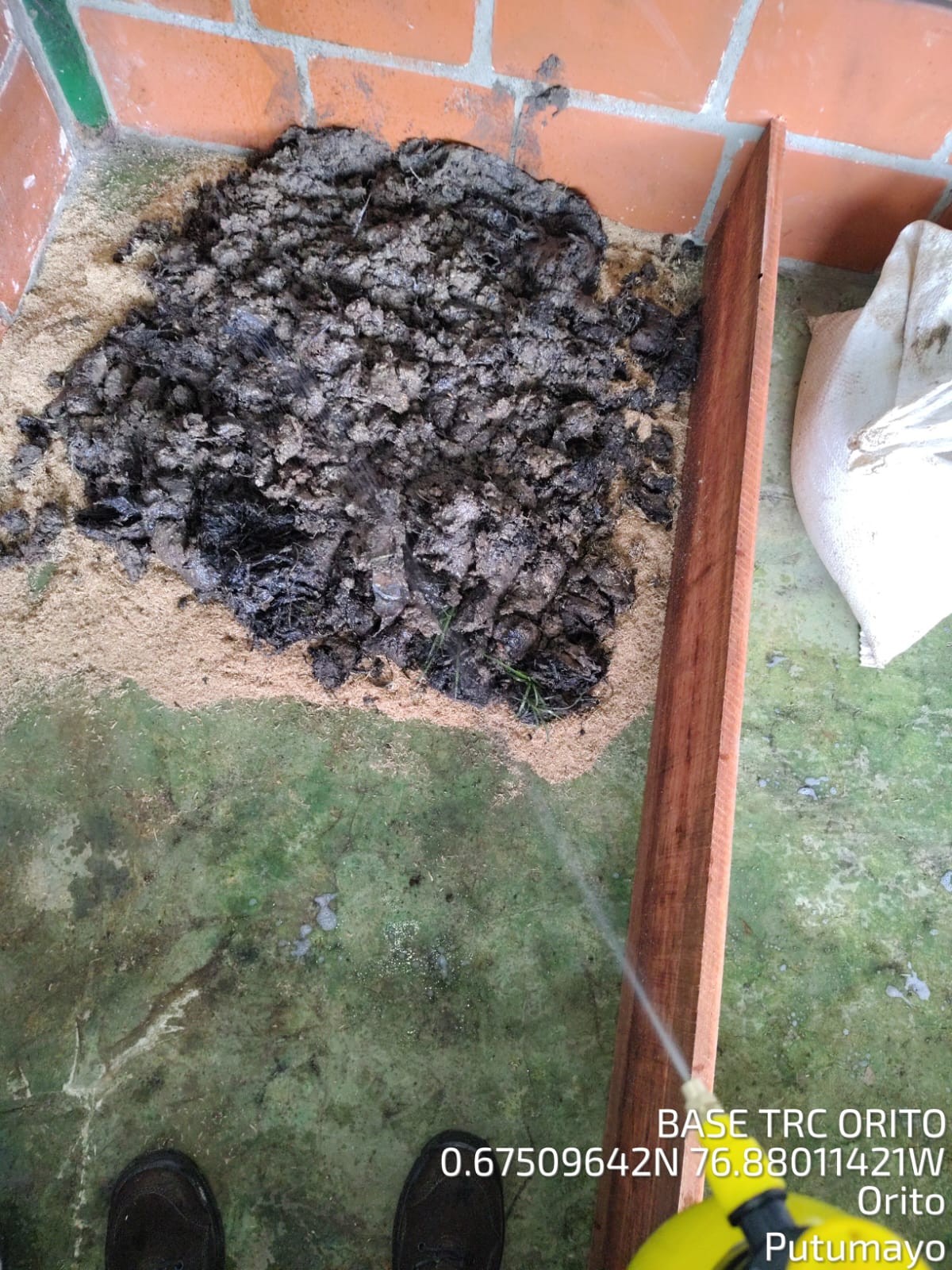 Material contaminado por hidrocarburo, fase inicial. Inicia proceso de tratamiento de hidrocarburo envejecido.